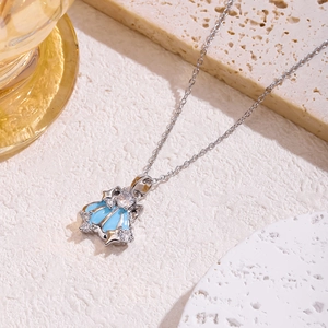 Dettaglio della collana aurora fiocco di neve in argento con smalto blu e pietre zirconi