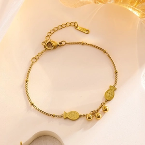 Bracelet élégant en acier titane plaqué or 18 carats avec breloques poissons givrés