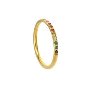 Eleganter goldener Edelstahlring mit buntem Regenbogen-Pavé und gedrehter Textur auf Weiß