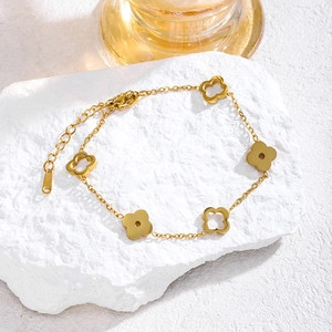 Conjunto de pulseras de trébol de cuatro hojas dorado sobre piedra con cadena ajustable