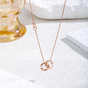 Halskette aus Titanstahl 18K Gold mit zwei ineinandergreifenden Ringen und Blumenmuster