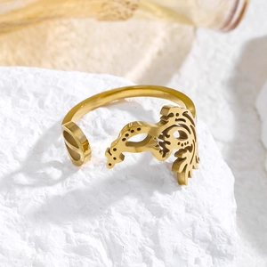 Primer plano del anillo dorado calado sobre piedra blanca con detalles finos