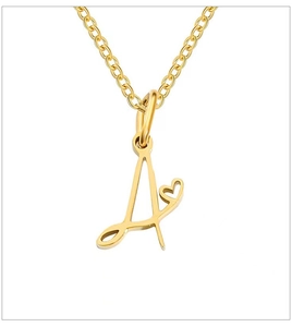 Dettaglio di una collana in titanio dorato con ciondolo a lettera A corsiva e piccolo cuore