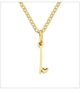 Dettaglio di una collana in titanio dorato con ciondolo lettera L e cuore traforato