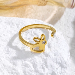 Anillo abierto de titanio dorado con diseño de conejo hueco y detalle de circonita brillante