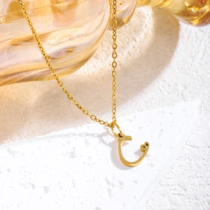 Collana minimalista in acciaio al titanio dorato con ciondolo a lettera C e piccolo cuore rosso