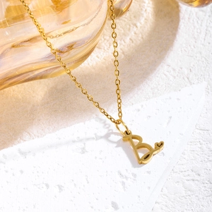 Collana minimalista in acciaio al titanio dorato con ciondolo lettera B e cuoricino
