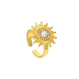 Anillo ajustable de acero de titanio dorado con ópalo solar y pavé de circonitas