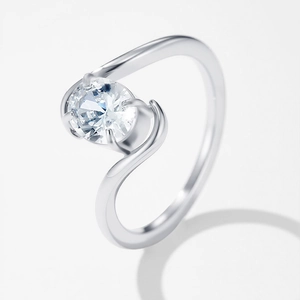 Anello elegante in acciaio inossidabile curvo con una pietra centrale rotonda e chiara