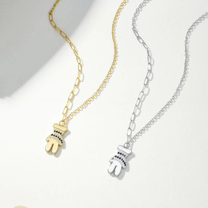 Chique paperclip ketting met beer hanger bezet met vijf rijen kleurrijke zirkonia kristallen