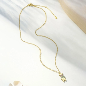 Detail van de beer hanger met gekleurde zirkoon en asymmetrische paperclip ketting