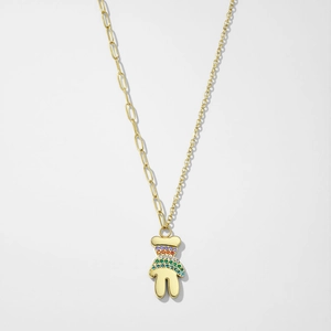 Detail van de beer hanger met vijf rijen regenboog zirkonia aan gouden ketting