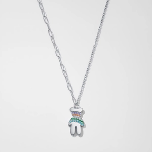 Detail van de beer hanger met gekleurde zirkoon op een asymmetrische roestvrijstalen ketting