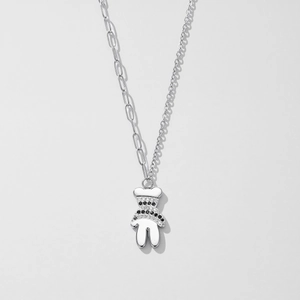 Detail van de beer hanger met gekleurde stenen en asymmetrisch schakelketting design