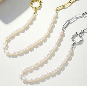 Détail du collier chaîne à trombones épaisse avec perle baroque et fini doré