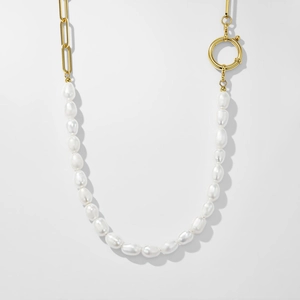 Détail du collier de perles baroques avec chaîne trombone dorée et fermoir à ressort