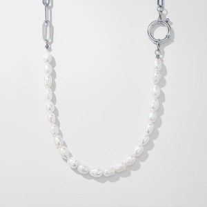 Détail macro du collier de perles baroques et chaîne à gros maillons en argent poli