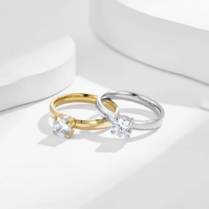 Anelli minimalisti in argento e oro con diamanti tondi scintillanti su piedistalli bianchi