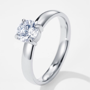 Vista laterale dettagliata di un anello in acciaio con solitario di diamante a 4 griffe lucido