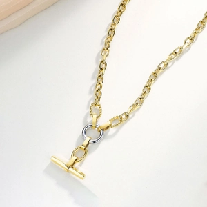 Detalle del collar de cadena gruesa bañada en oro de 18k con cierre de barra bicolor