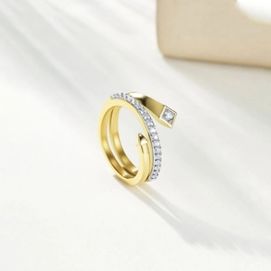 Makro-Detail eines zweischichtigen Spiralrings mit Vergoldung und Zirkonia-Besatz