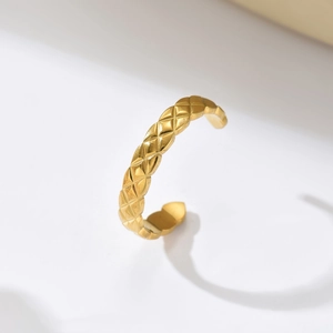 Detaillierte Makroaufnahme eines vergoldeten offenen Rings mit elegantem Rautenmuster