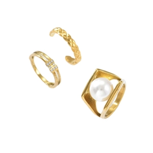 Dreiteiliges goldenes Ring-Set mit Kunstperle, Zirkonia-Besatz und gesteppter Textur
