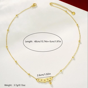 24K vergulde ketting met koperen munt hanger en kwastje op een witte achtergrond