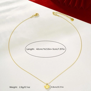 24K vergulde hartvormige ketting met Fu-teken op witte getextureerde achtergrond