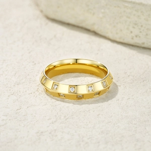 Bague géométrique exquise en or avec facettes en relief et pierres de zircon brillantes