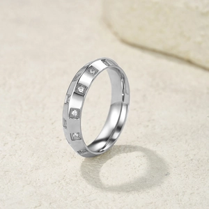 Vue macro d'une bague en titane argenté sertie de zircons ronds de forme carrée