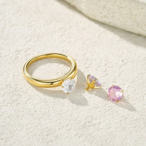 Detail eines DIY-Rings mit austauschbaren bunten Zirkonen und Gewindeschnittstelle