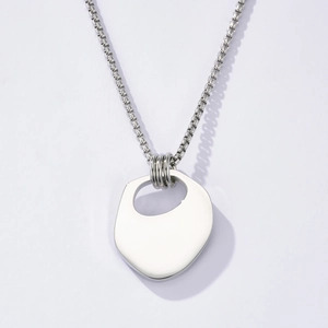 Minimalistische Edelstahl Pulloverkette mit geometrischem Anhänger und eleganter Box-Kette