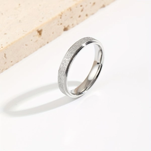 Minimalistische mat roestvrijstalen ring met zilveren matte finish en gepolijste band