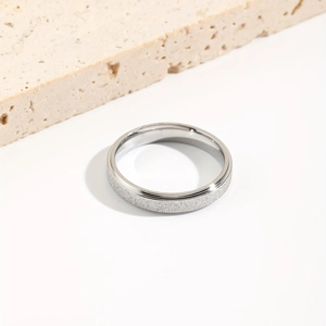 Minimalistische zilveren roestvrijstalen ring met matte afwerking en gepolijste randen