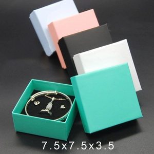 Vue détaillée des boîtes à bijoux carrées 7,5x7,5x3,5 cm en cinq couleurs avec mousse