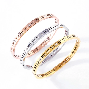 Set di tre bracciali in acciaio al titanio con numeri romani nei colori oro, argento e rosa