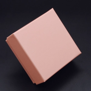 Élégant coffret cadeau carré rose en papier kraft avec finition mate pour bijoux et bagues