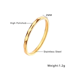2mm gepolijste goudkleurige roestvrijstalen ring met een gefacetteerd geometrisch design