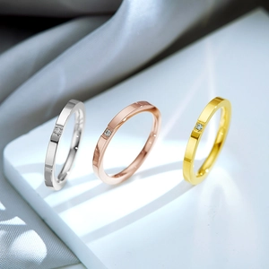 Anillos finos de acero de titanio en plata, oro y oro rosa con diamantes cuadrados