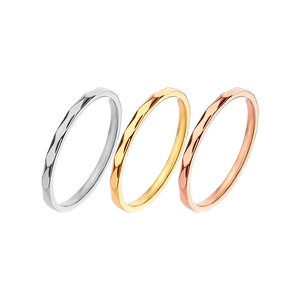 Set van drie stapelbare gehamerde ringen in zilveren gouden en roségouden finish