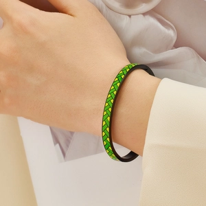 Moderno bracciale in acciaio inossidabile nero con motivi smaltati intrecciati verdi e gialli