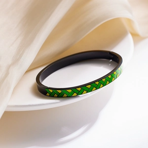 Bracciale in acciaio inossidabile nero con smalto verde e giallo su seta bianca