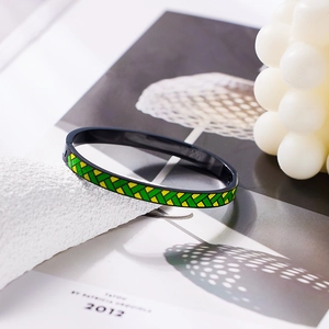 Dettaglio del bracciale in acciaio inossidabile nero con motivo geometrico in smalto colorato
