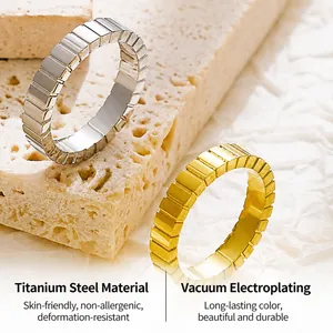 Detailansicht der gold- und silbernen Schokoladenwürfel-Ringe aus hochwertigem Titanstahl