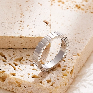Minimalistischer Ring aus Titanstahl in Silber mit geometrischem Steppmuster