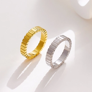 Details von Gold- und Silber-Edelstahlringen mit geometrischer Schokoladenmuster-Textur