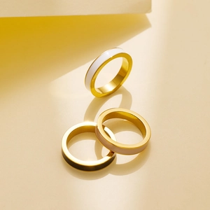 Minimalistische Titanstahl-Emaille-Ringe in Gold mit weißem, beige und schwarzem Set