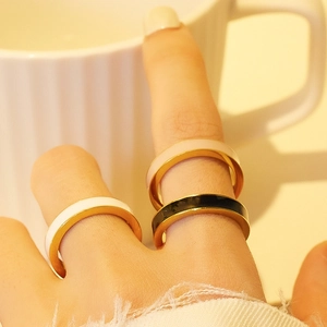 Minimale goldene Titanringe mit schwarzer, weißer und rosa Emaille im edlen Layering-Look