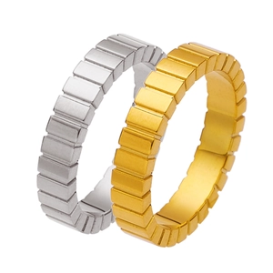 Minimalistische Gold- und Silberringe aus Edelstahl mit geometrischem Würfelmuster